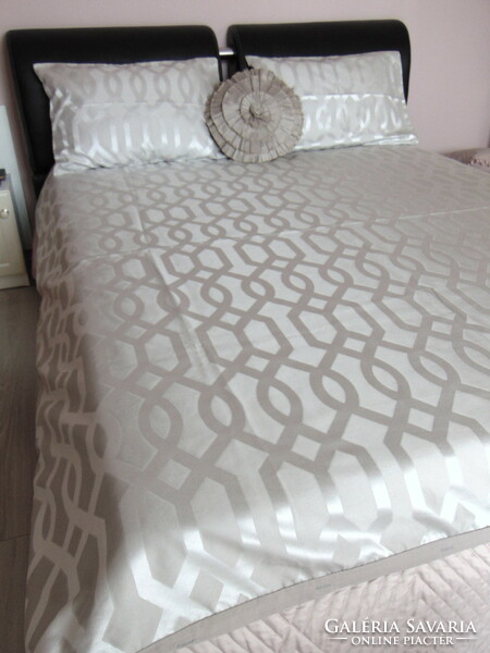Decorative satin silk bed linen with a geometric pattern