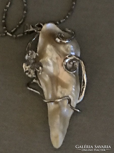 Mother-of-pearl pendant in a rhodium-plated metal frame with crystals