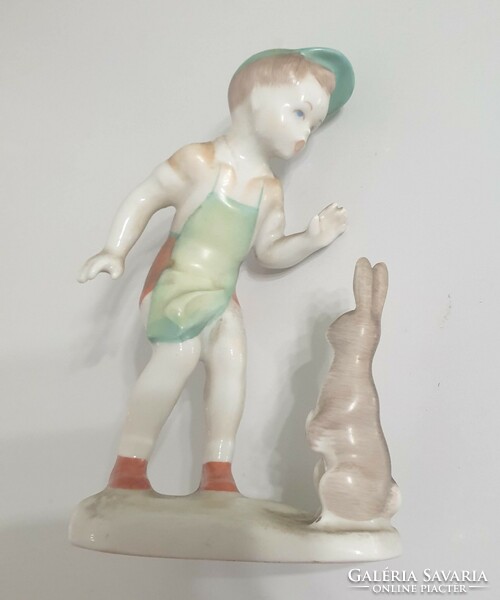 Kisfiú nyuszival - kézzel festett szobor - Aquincum porcelán