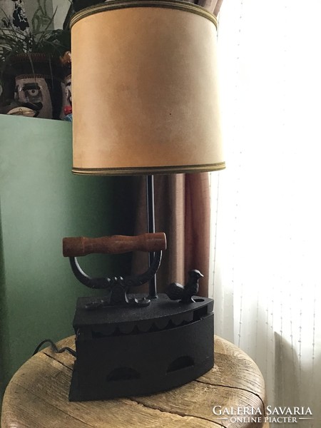 Különleges asztali lámpa szenes vasaló lámpatesttel