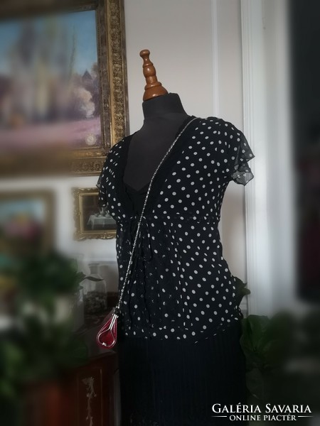 River island size 38 polka dot black blouse with romantic lace.