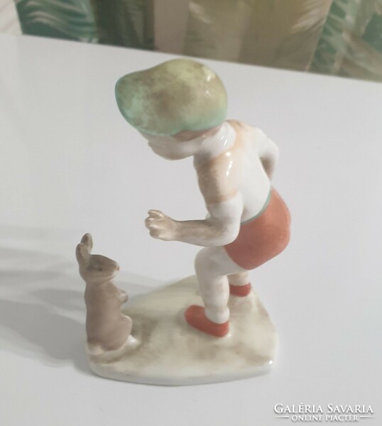 Kisfiú nyuszival - kézzel festett szobor - Aquincum porcelán