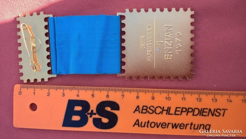 (K) beautiful ribbon badge.1970