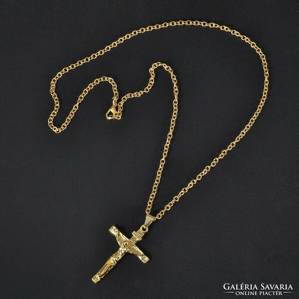 The symbol of faith is always close to the heart! Men's necklace with cross pendant in gold color.