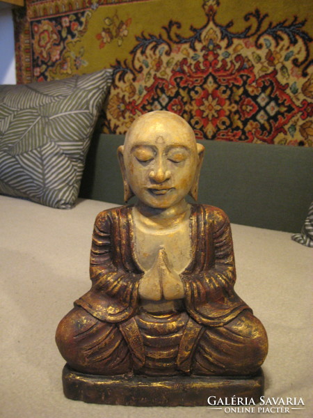 Imátkozó Buddha ,  fából faragva  , festve  , 25 x 34 cm