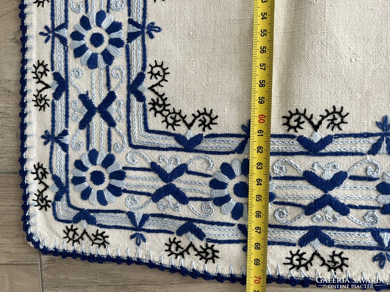 Hand-woven linen-embroidered tablecloth 70x70cm