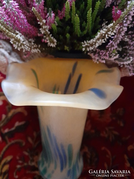 Modern stílusú hullámos szélű váza.