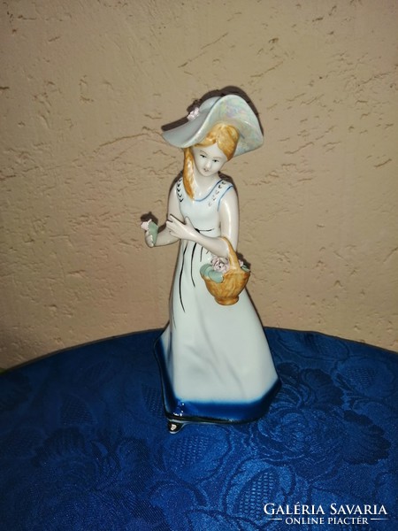 Jelzett porcelán kalapos hölgy virágkosárral 24 cm (po-1)