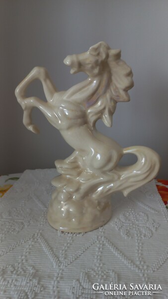 Repesztett lüszteres porcelán ágaskodó ló, impozáns darab, mag: 26,5 cm, szél: 21 cm, alja: 10X11 cm