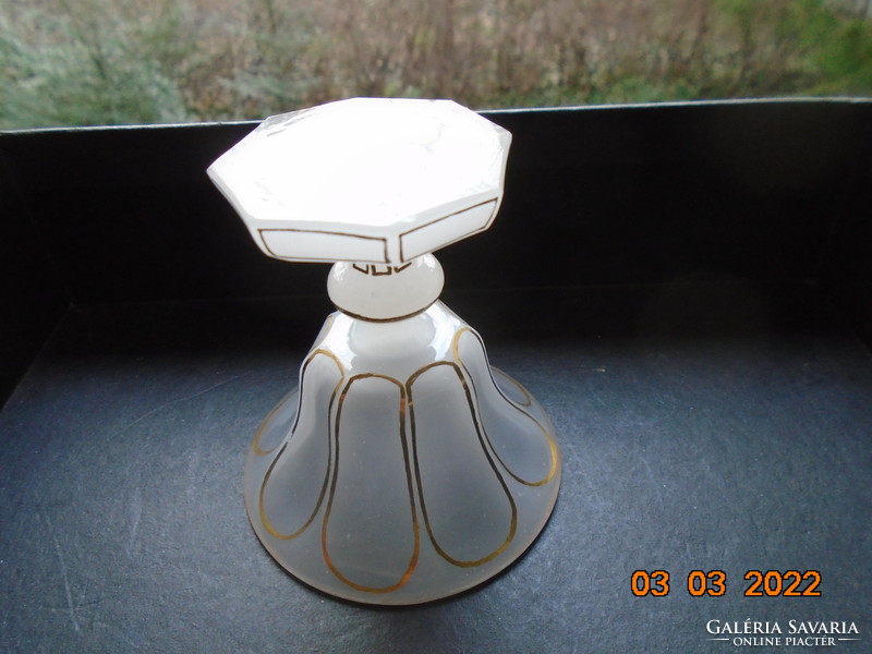 BIEDERMEIER 8 szögletes talpas opál üveg gyertyatartó kézi arany festéssel