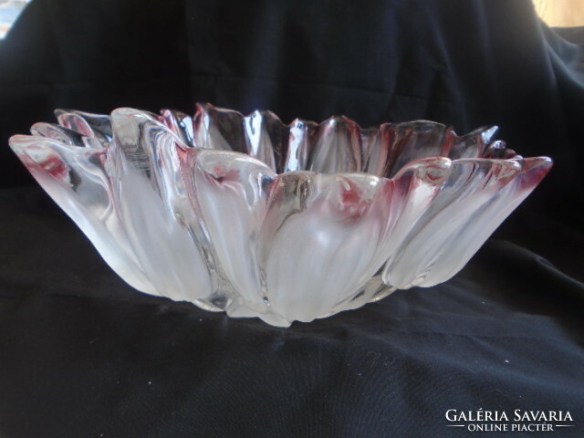 Offering a huge crystal with a tulip pattern, the most beautiful piece is 30 x 11.5 cm approx. 4-5 liters (laliqu