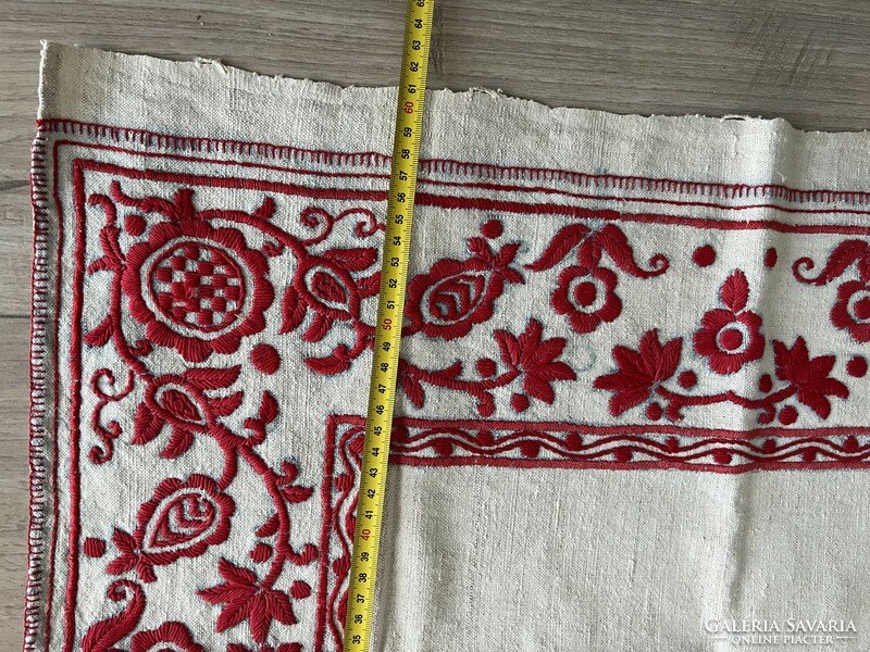 Beautiful tablecloth or wall protector embroidered on hand-woven linen 130x60cm