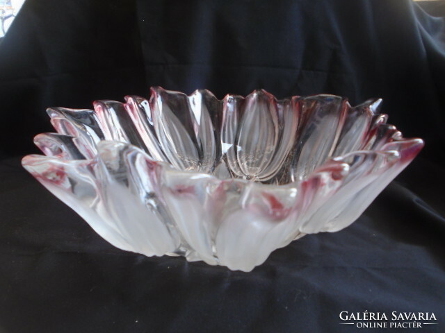 Offering a huge crystal with a tulip pattern, the most beautiful piece is 30 x 11.5 cm approx. 4-5 liters (laliqu
