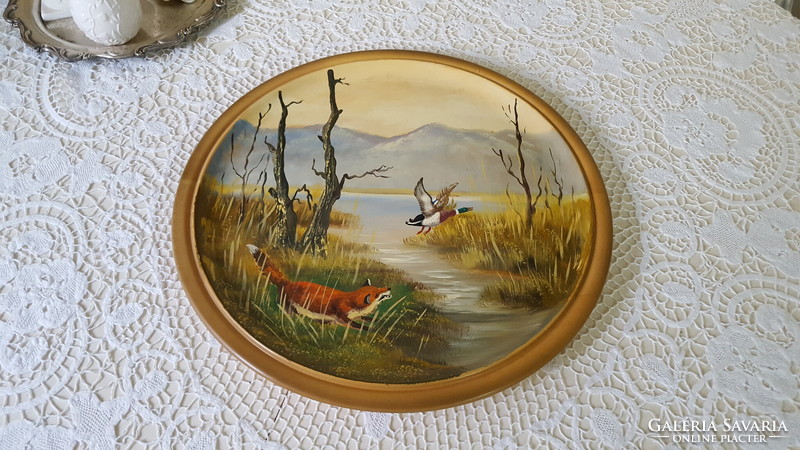 Nagyméretű fatálra festett "kacsára vadászó róka a tóparton"41cm.
