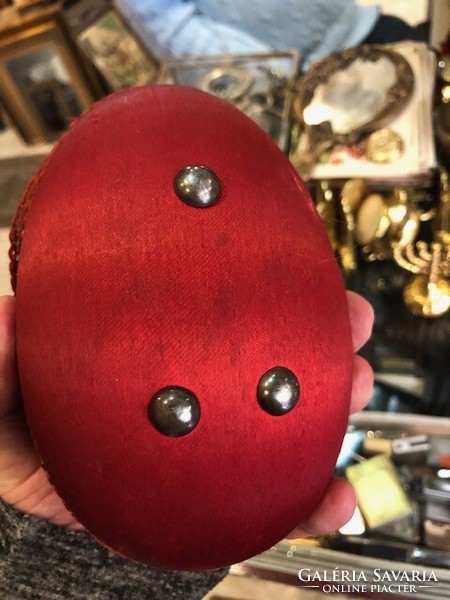 Húsvéti tojás alakú art deco ékszertartó, 16 cm-es nagyságú, selyem
