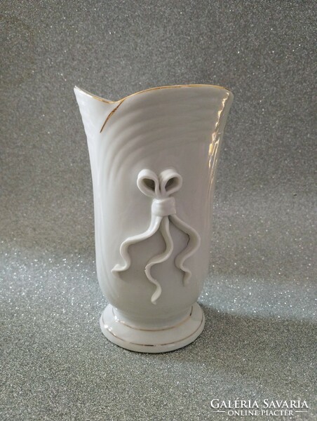 Letisztult vonalú aranycsíkos porcelán váza