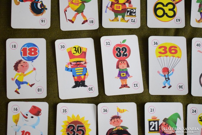 34 old playing card numbers with the same number. Card
