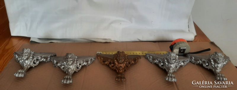 Oroszlán fejes díszek