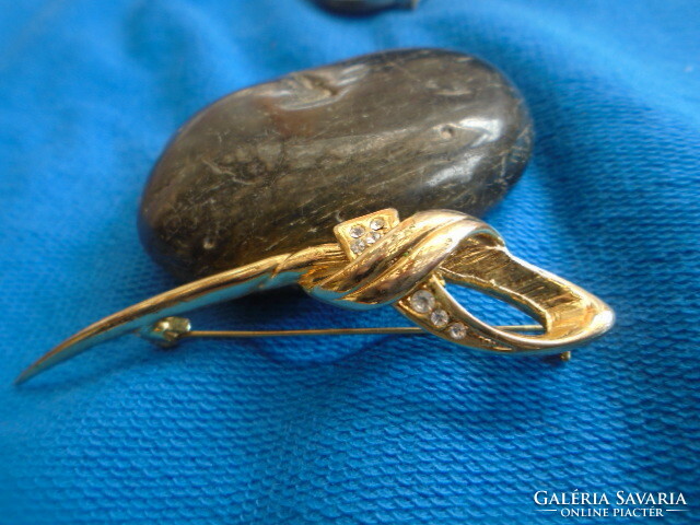 Old brooch in beautiful aesthetic condition, very showy piece of jewelry