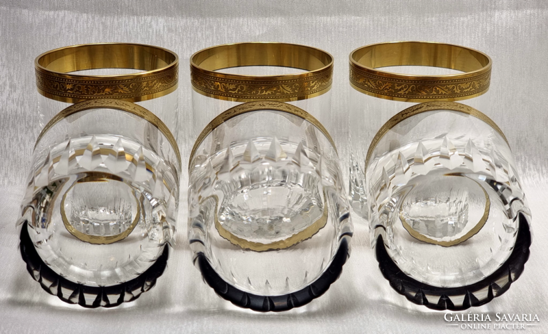 The 6-piece whiskey crystal set is probably the work of the French manufactory kk zwiesel..