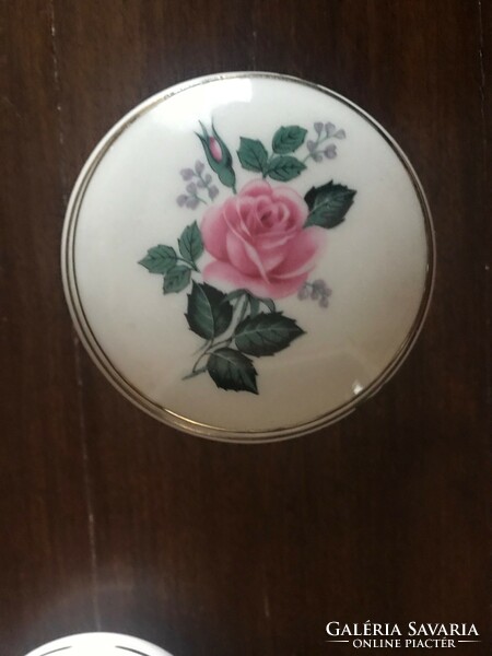 Royal Bavaria porcelán, jelzett bonbonier  virágmintás/rózsa dekorral,lábakkal.Sérülésmentes.