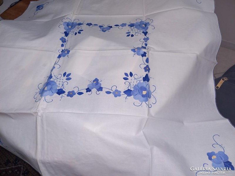 Tablecloth embroidered with silk thread