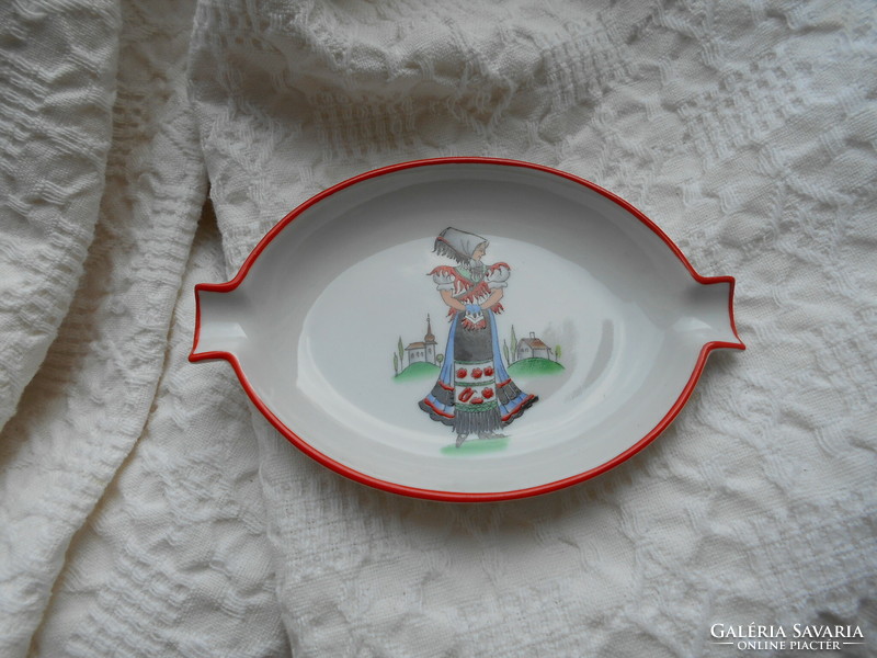 Herendi tálka - Matyó kézzel festett népviseletes menyecske   11 cm X 7.5 cm