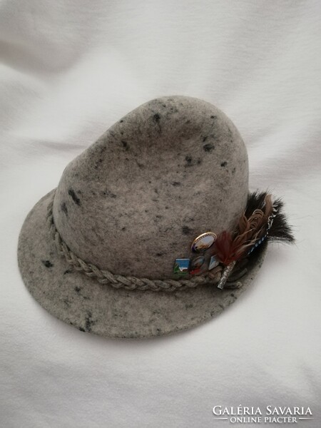 Hunting hat with badges