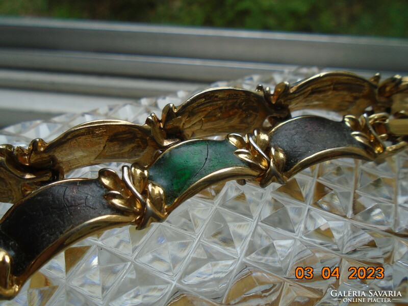 Vintage green and purple enameled 18-piece gilded neck with relief patterns on the back