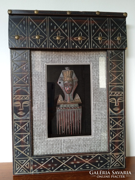 Különleges, afrikai vitrines kép, belehelyezett fém, törzsi fésű másolattal