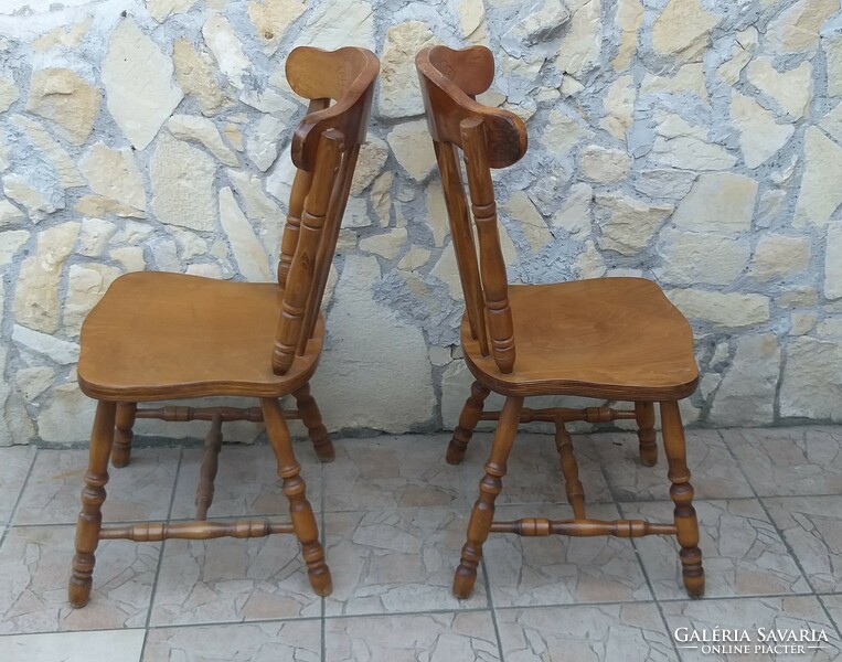 Faragott esztergált támlás fa szék pár