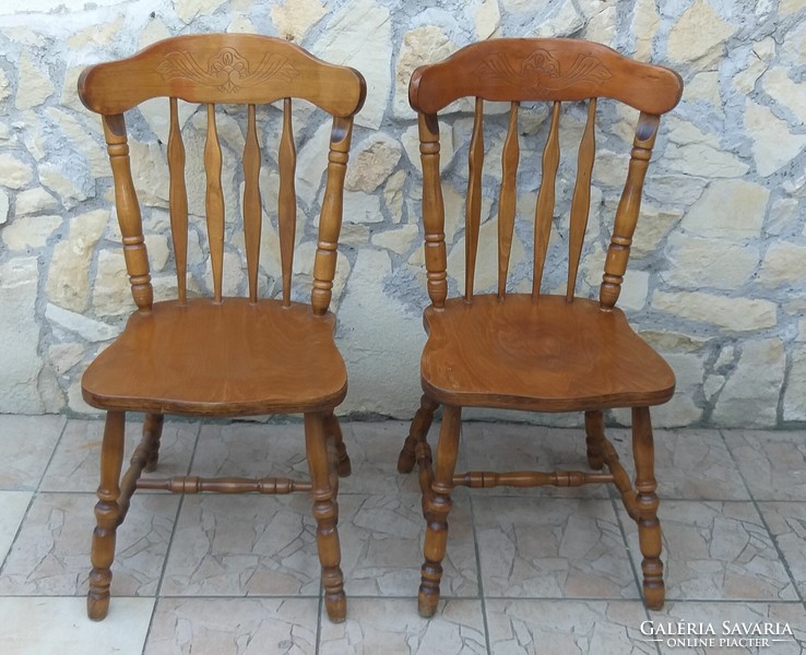Faragott esztergált támlás fa szék pár