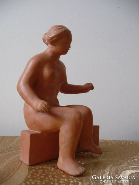 Pató Róza (1934 - 2018) Űlő nő terrakotta akt szobor