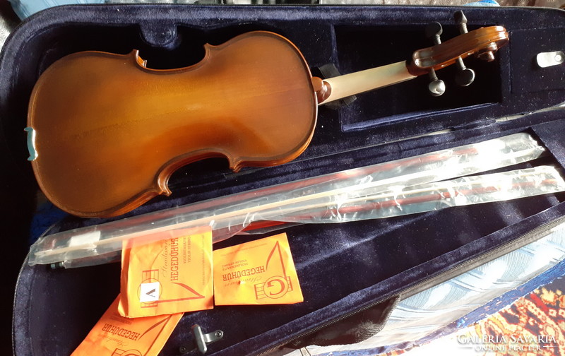 4/4 practice violin with case, bow and spare strings