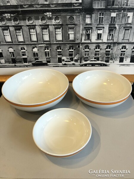 27-piece Alföld bella-207 tableware in perfect display case condition. Unfortunately, one flat plate was damaged.