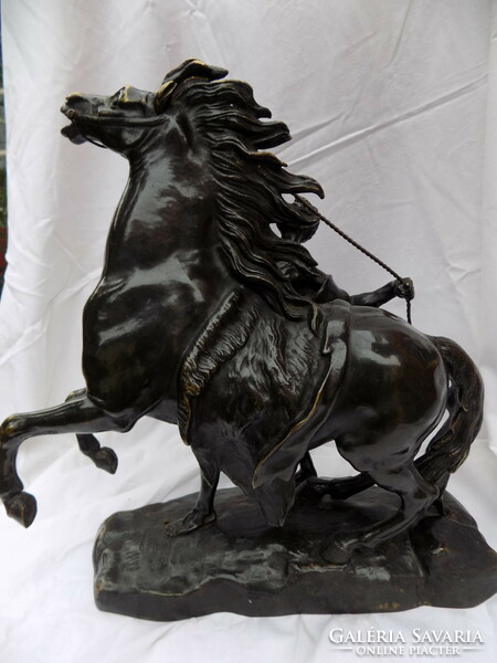 Bronz szobor, lovas ábrázolással 45cm magas és 20 kg súlyú