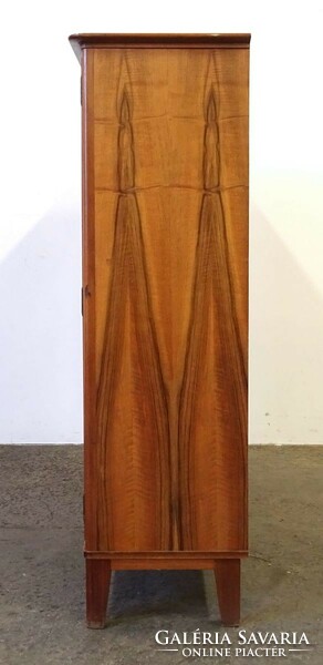 1M682 Mid century német Triebes háromajtós alacsony üveges könyvszekrény 143.5 x 168 cm