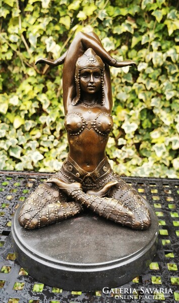 Táncosnő - bronz szobor