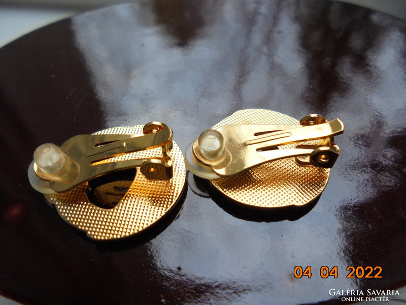 High-quality gold-plated, textured surface, polished stone earrings, clip