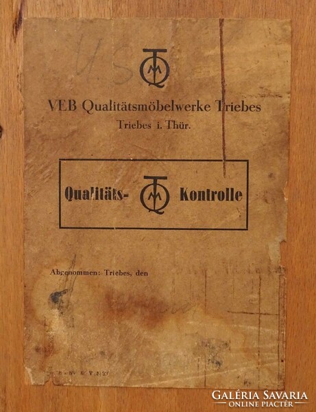 1M682 Mid century német Triebes háromajtós alacsony üveges könyvszekrény 143.5 x 168 cm