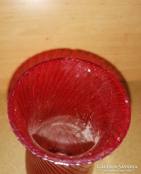 Piros bordás üveg váza 21 cm magas (1/d)