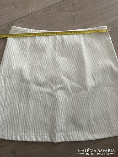 White skirt made of elastic stretch material!
