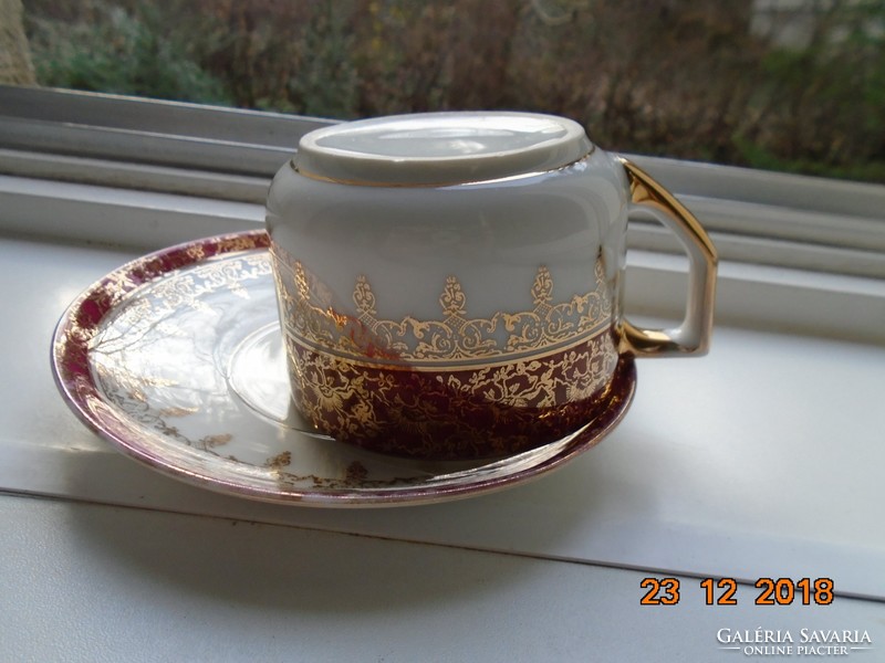 Aranybrokát mintákkal,mitologikus jelenettel antik Altwien jellegű teás csésze alátéttel