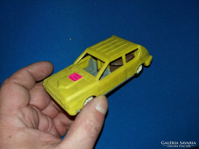 Retro magyar Balassy -féle bakelit lendkerekes autó GREMLIN plasztik játék képek szerint 3.