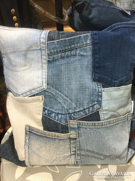 Decorative cushion cover, made of denim material, with 7 usable pockets. Recycled product from old jeans
