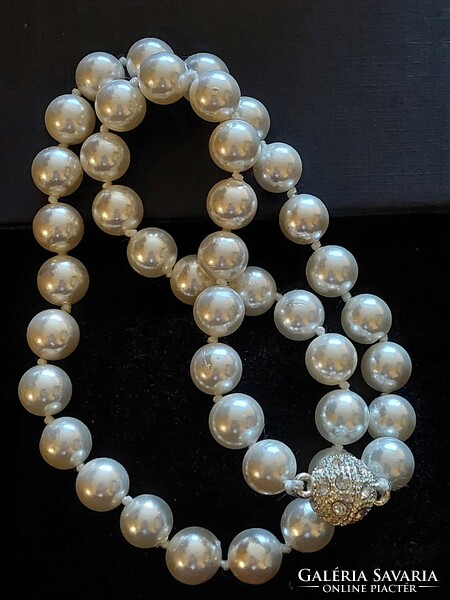 Very beautiful white shell pearl necklace with rhinestones and magnetic clasp
