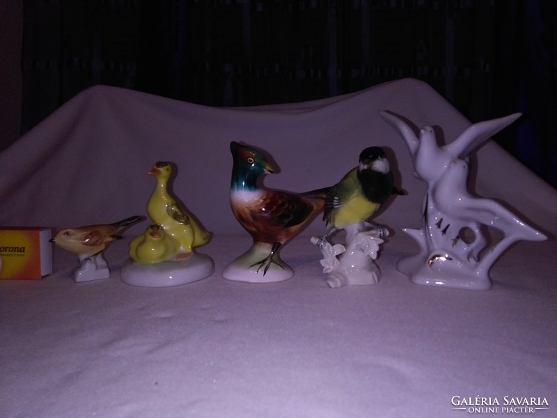 Öt darab porcelán és kerámia madár együtt