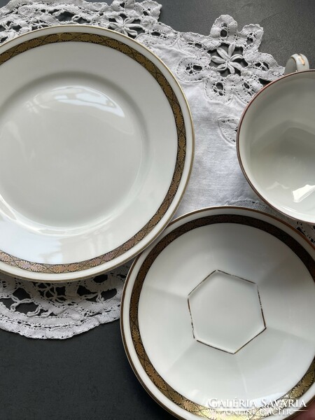 Wonderful collector's gold-plated Hutschenreuther Hohenberg Bavarian breakfast tea cup set, trio