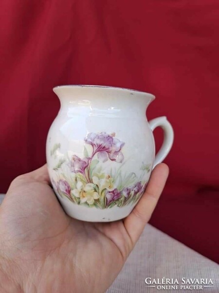 Gyönyörű iríszes virágos  porcelán csupor,  aludttejes 9.5 cm magas