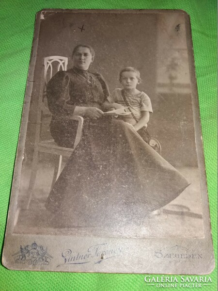Antik keménytáblás kép üldögélő anya gyermekével SINTNER FERENC Szeged 16 x 10 cm, a képek szerint